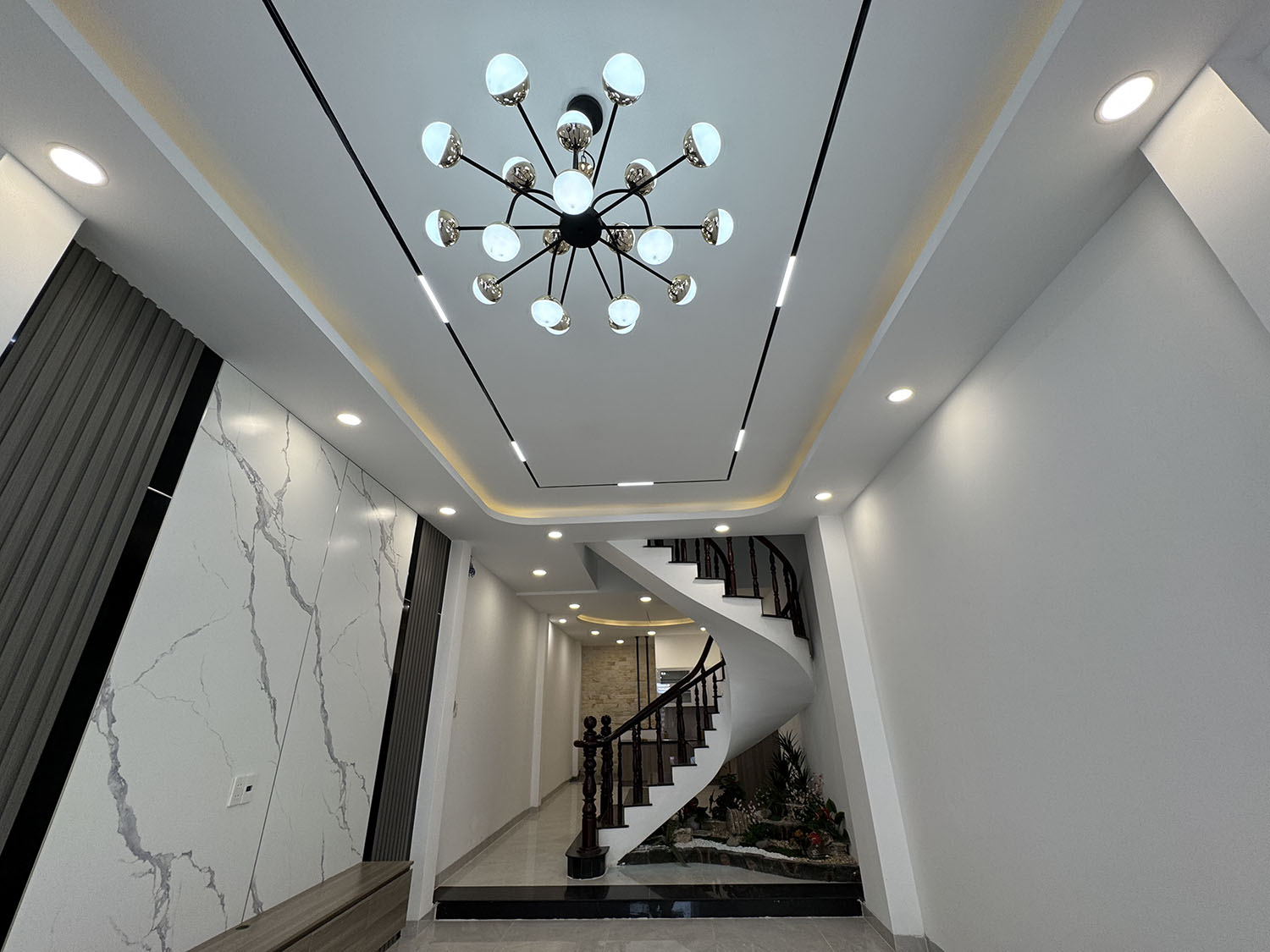 Nhà phố 3lầu (4,05m x 22,5m) có sân đổ ôtô, thiết bị ccấp khu kdoanh Nguyễn Thượng Hiền gần BOTANIC